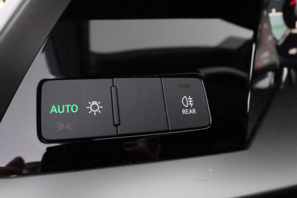 Audi A3 2021 met.musta