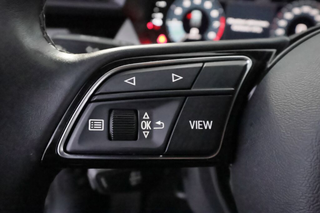 Audi A3 2021 met.musta