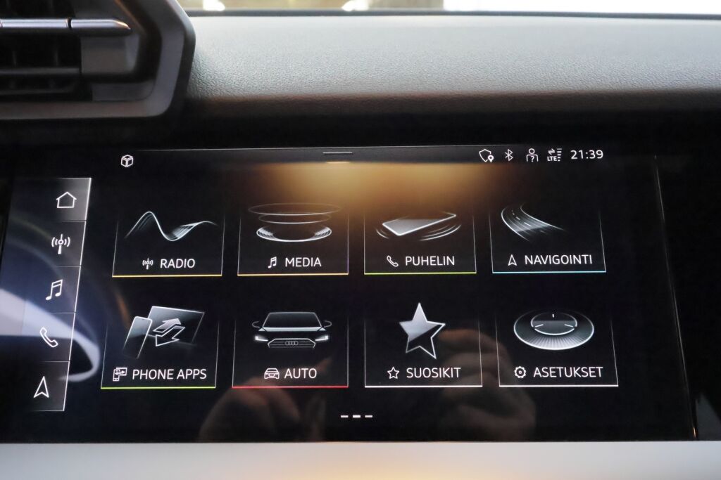 Audi A3 2021 met.musta