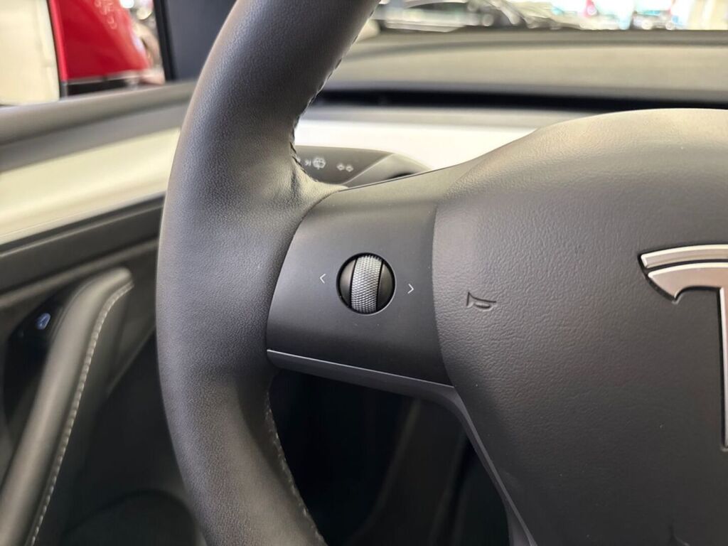Tesla Model Y 2021 Punainen
