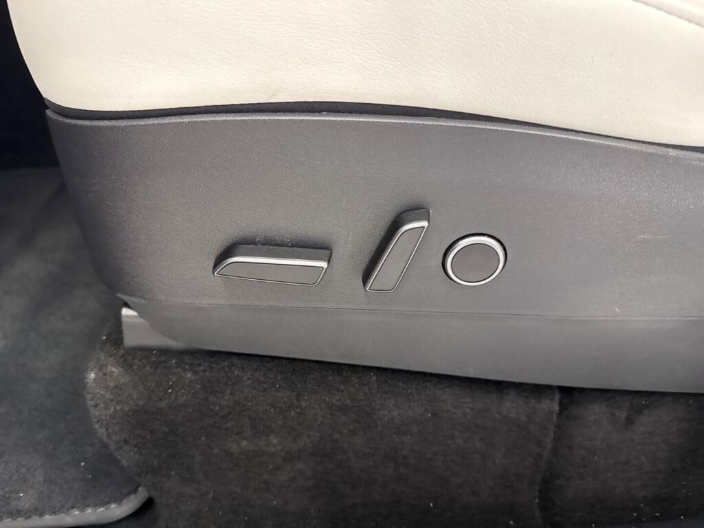 Tesla Model Y 2021 Punainen