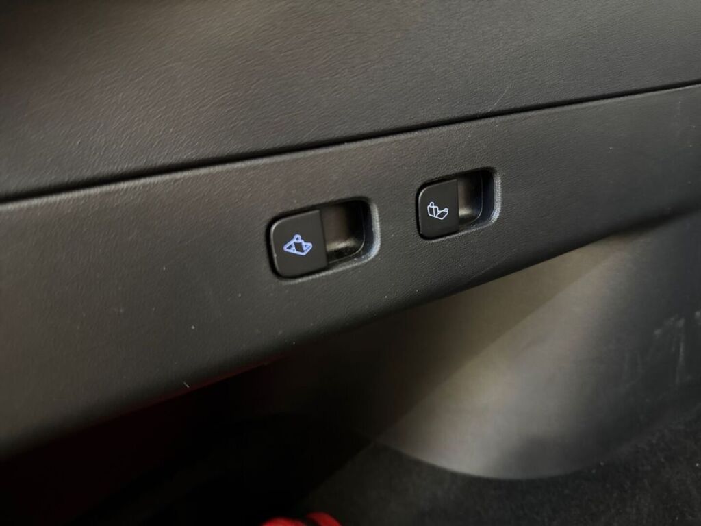 Tesla Model Y 2021 Punainen