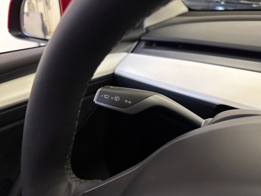 Tesla Model Y 2021 Punainen