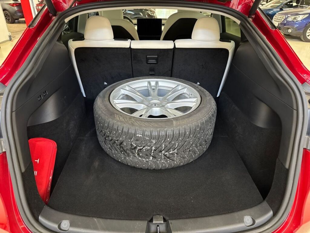 Tesla Model Y 2021 Punainen