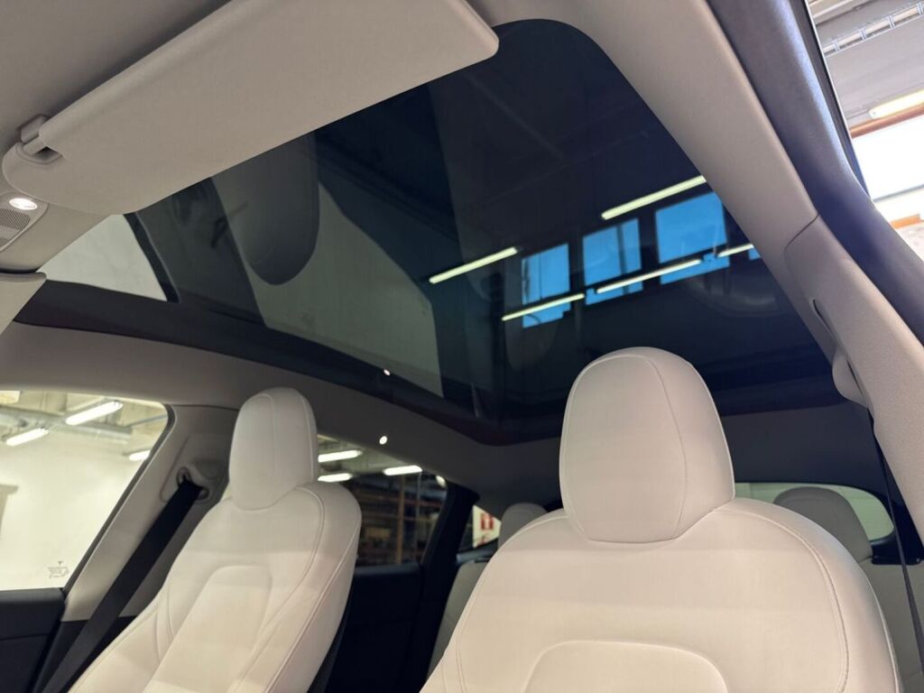 Tesla Model Y 2021 Punainen