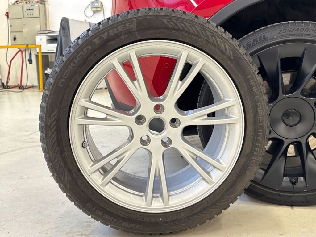 Tesla Model Y 2021 Punainen