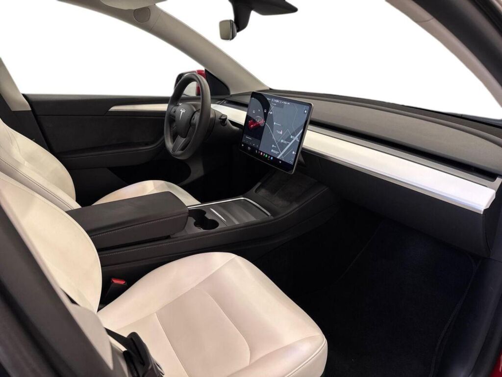 Tesla Model Y 2021 Punainen