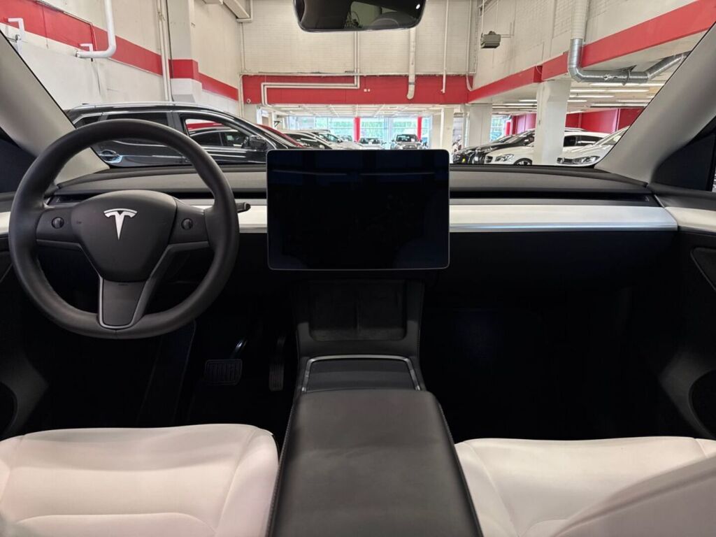 Tesla Model Y 2021 Punainen