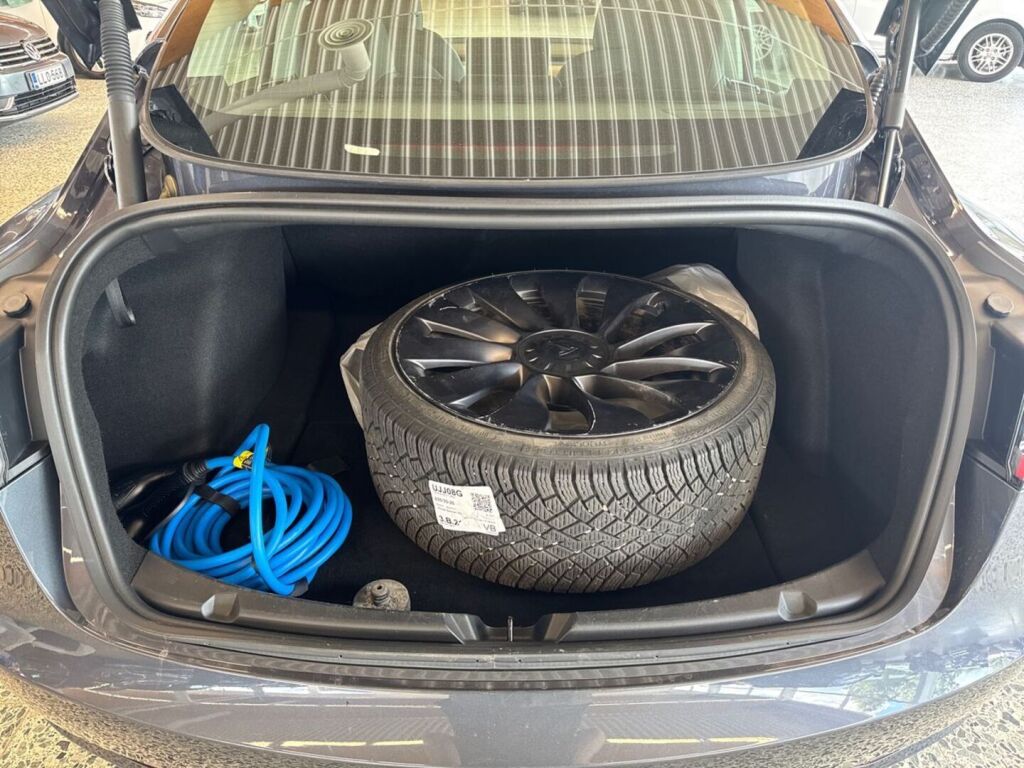 Tesla Model 3 2023 Harmaa