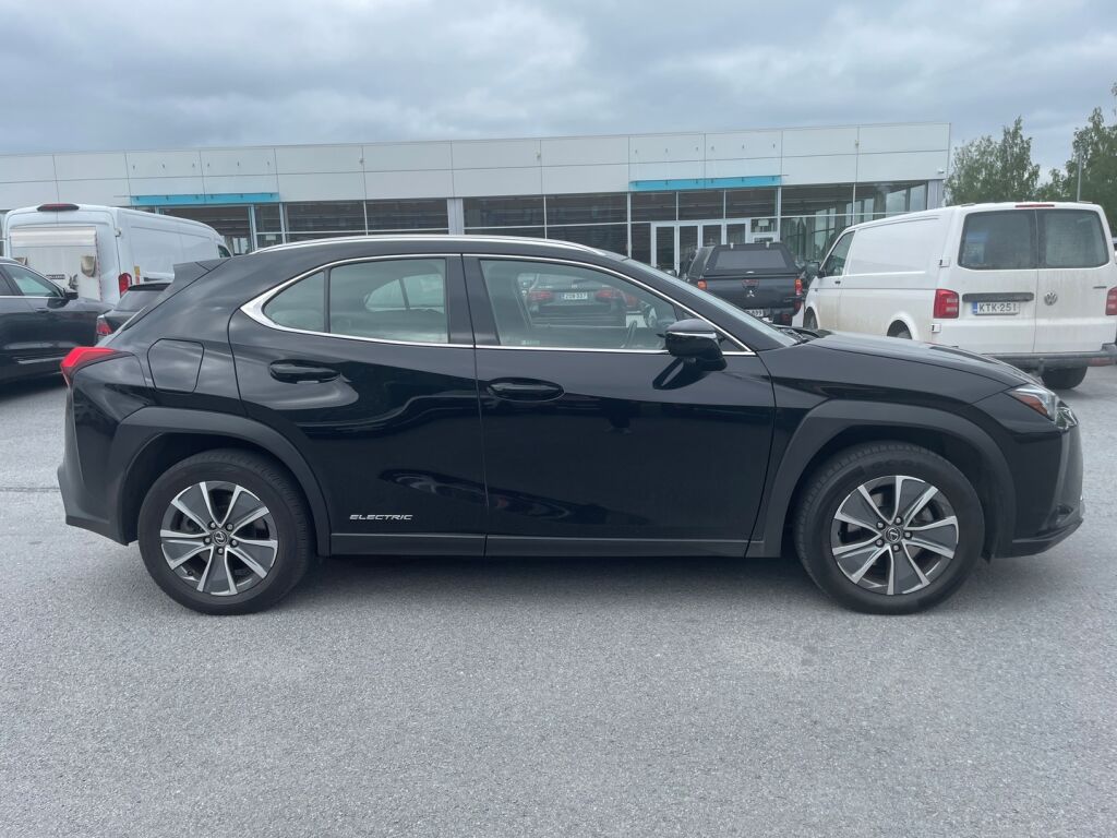 Lexus UX 2021 Musta