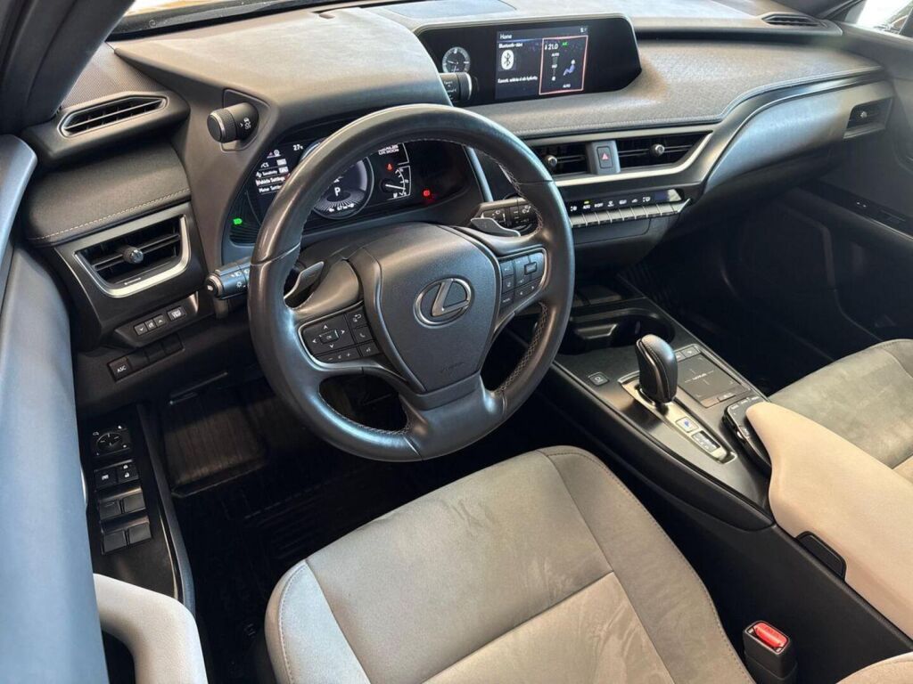 Lexus UX 2021 Musta