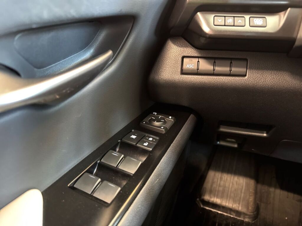 Lexus UX 2021 Musta