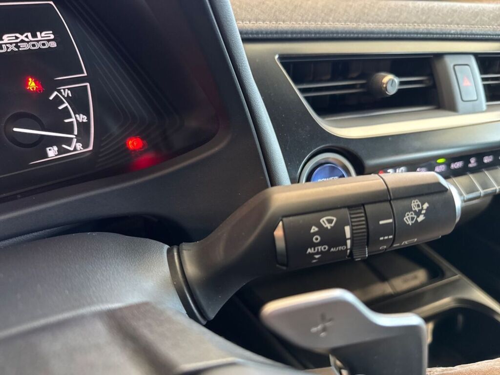Lexus UX 2021 Musta