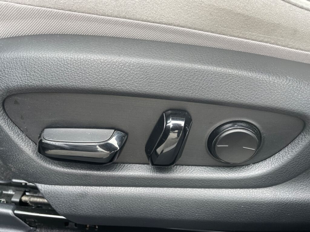 Lexus UX 2021 Musta