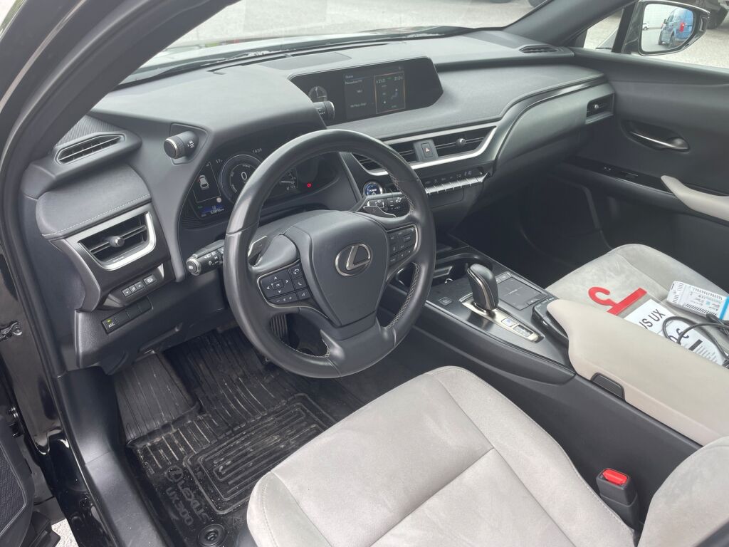 Lexus UX 2021 Musta