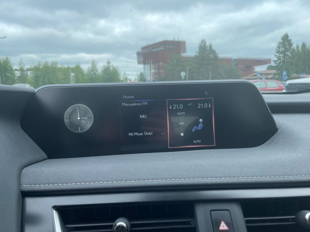 Lexus UX 2021 Musta