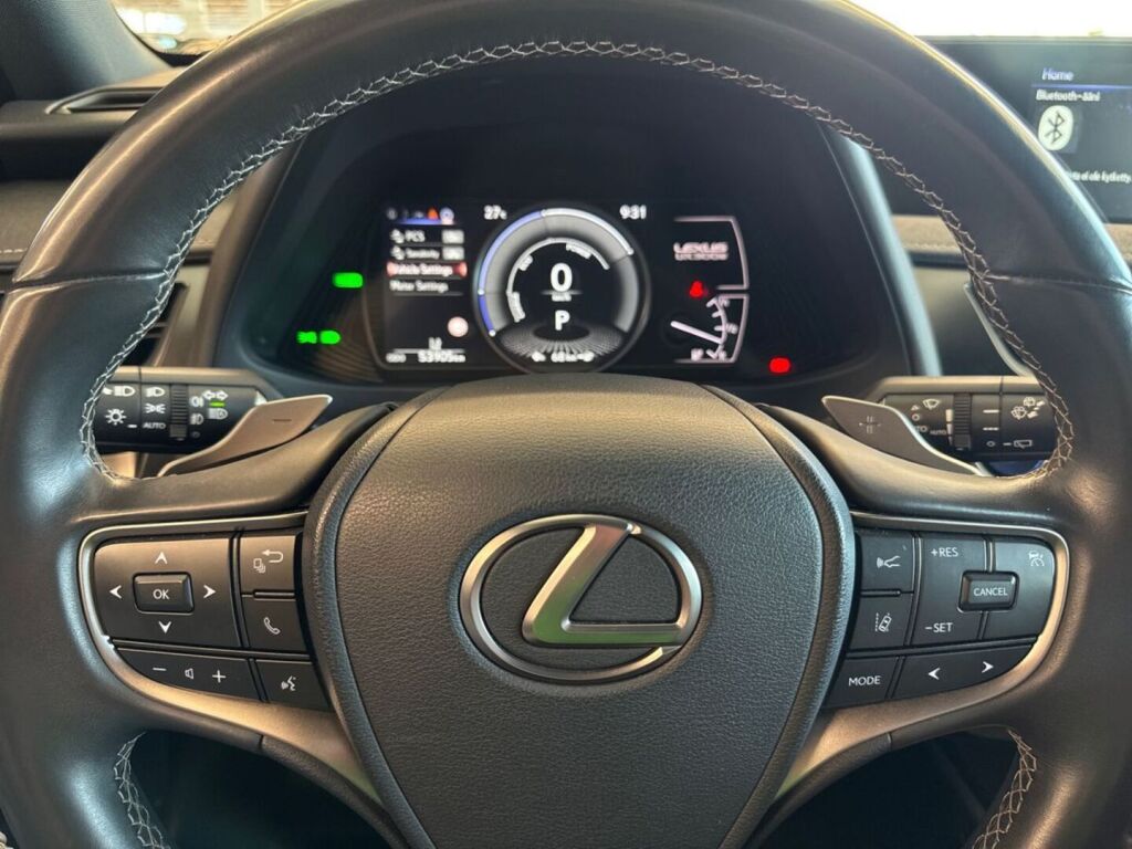 Lexus UX 2021 Musta