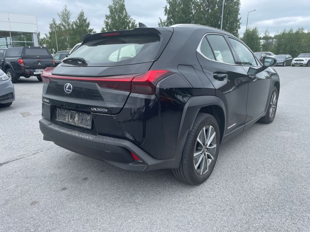 Lexus UX 2021 Musta