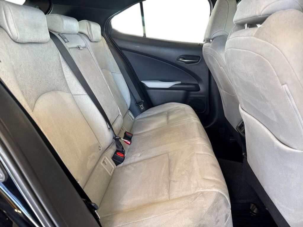 Lexus UX 2021 Musta