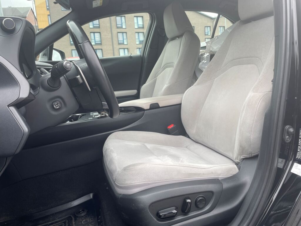 Lexus UX 2021 Musta