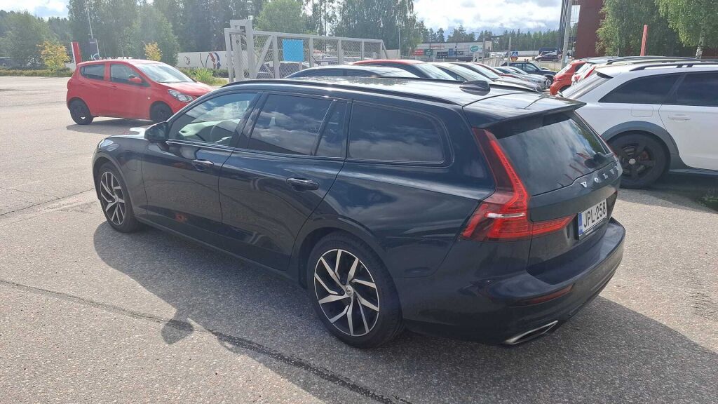 Volvo V60 2020 Musta