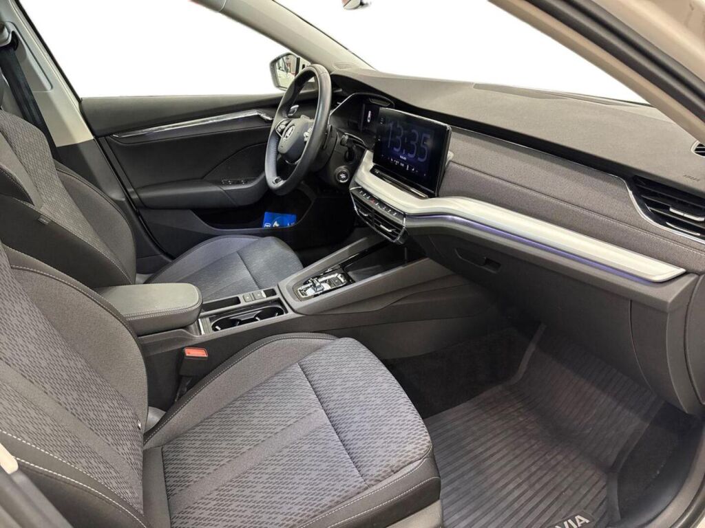 Skoda Octavia 2022 Valkoinen