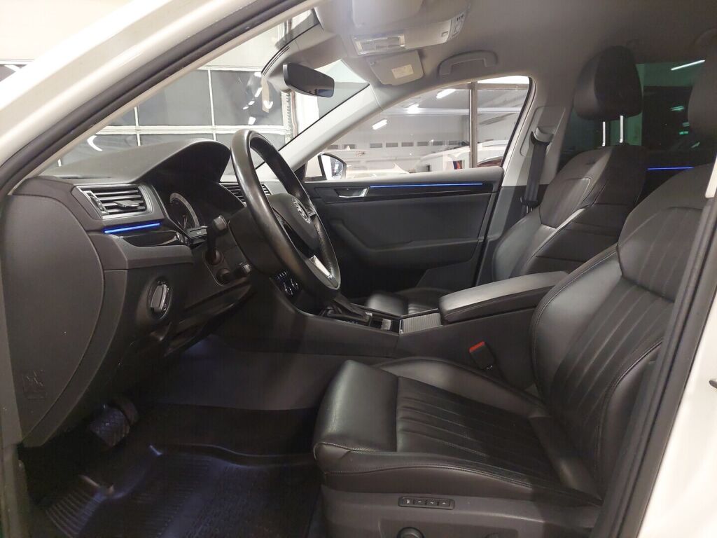 Skoda Superb 2019 Valkoinen