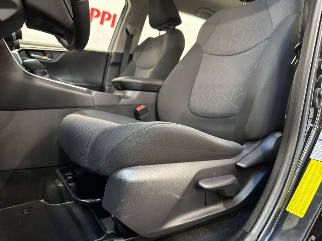 Toyota RAV4 2022 Musta