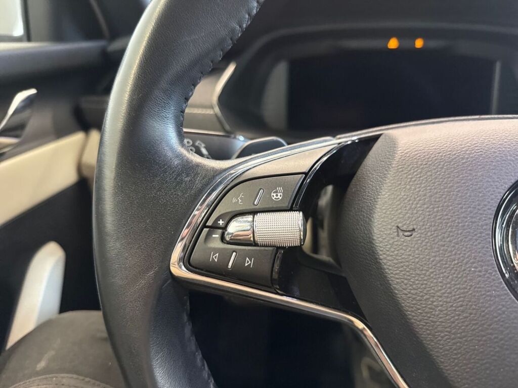 Skoda Octavia 2022 Valkoinen