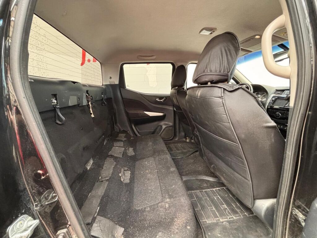 Nissan Navara 2017 Musta