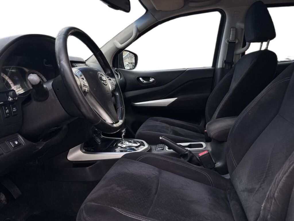 Nissan Navara 2017 Musta