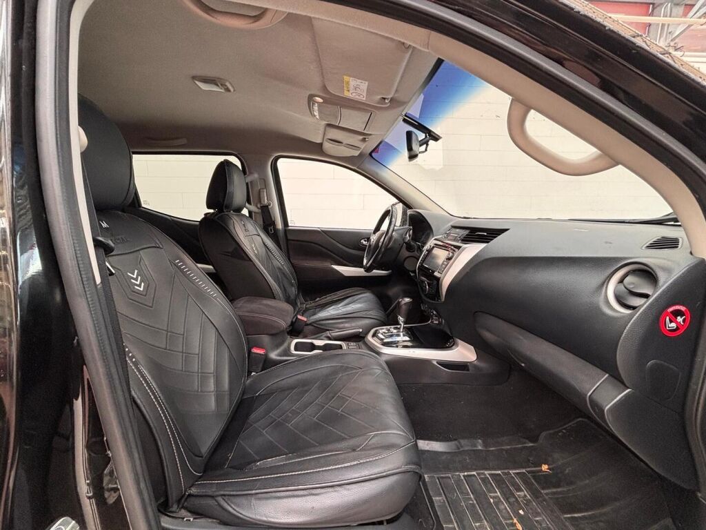 Nissan Navara 2017 Musta