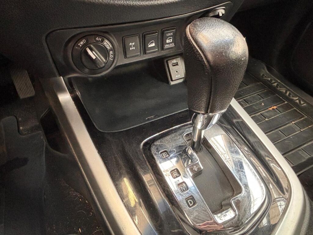 Nissan Navara 2017 Musta