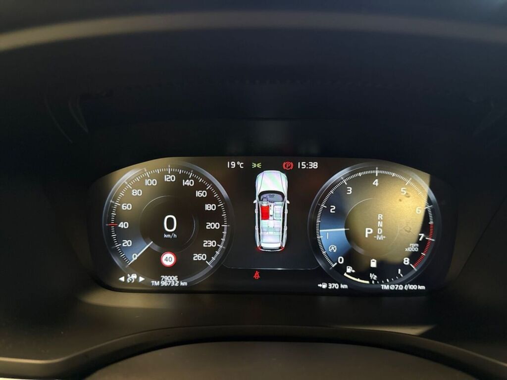 Volvo V60 2022 Musta