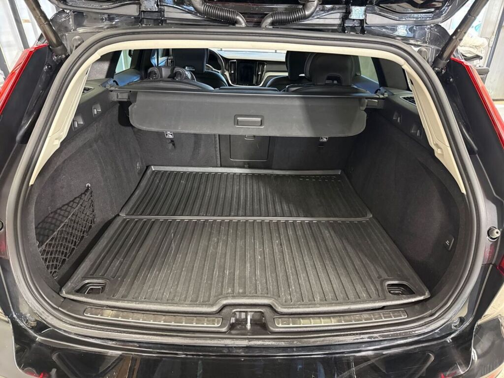 Volvo V60 2022 Musta
