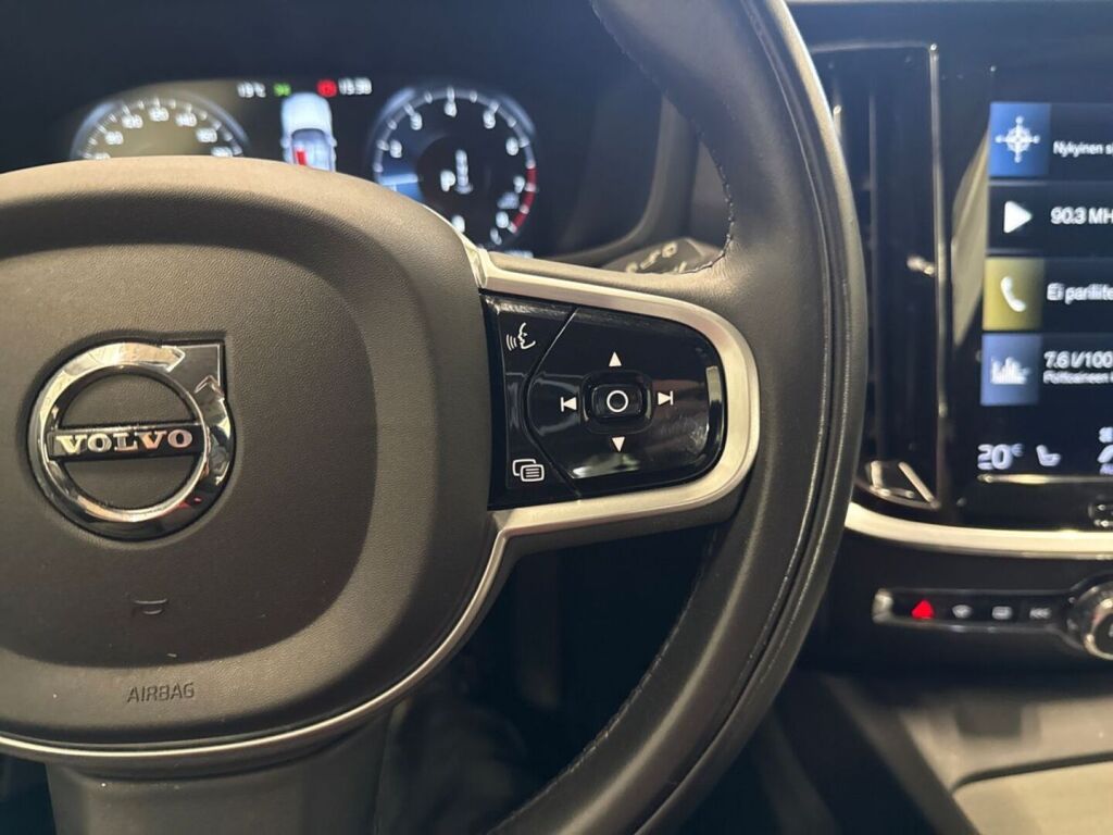 Volvo V60 2022 Musta