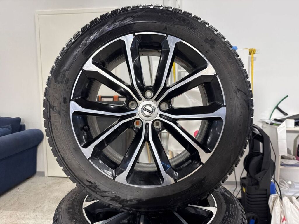 Volvo V60 2022 Musta