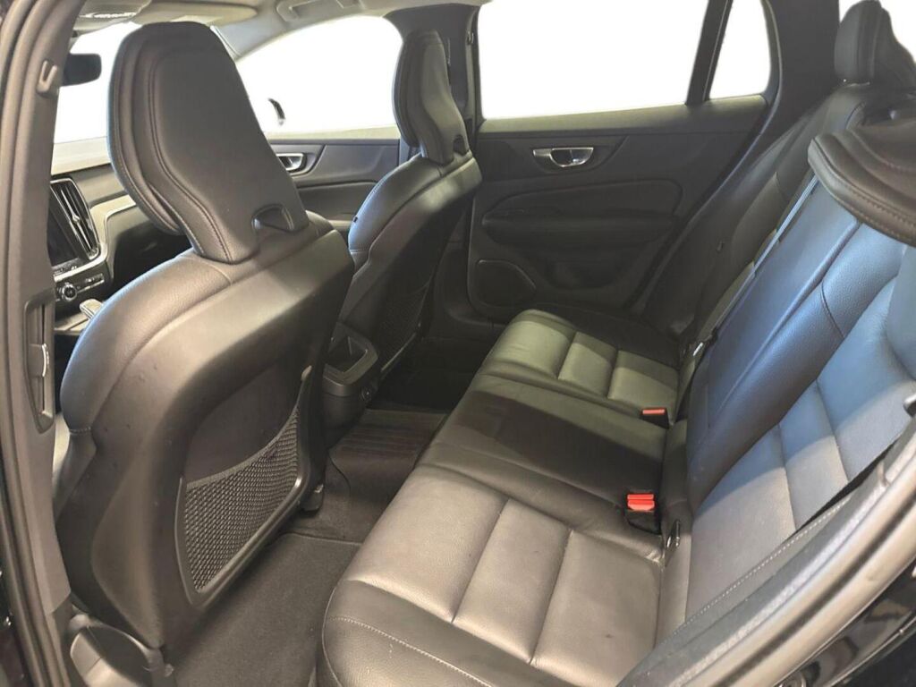 Volvo V60 2022 Musta