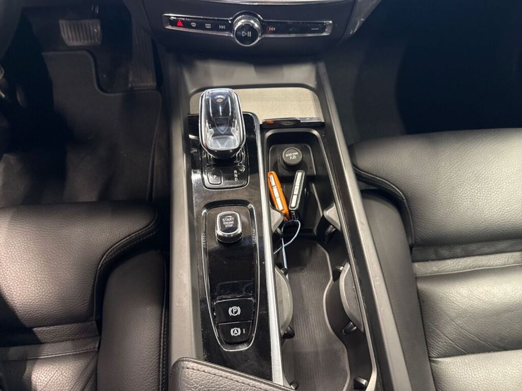 Volvo V60 2022 Musta