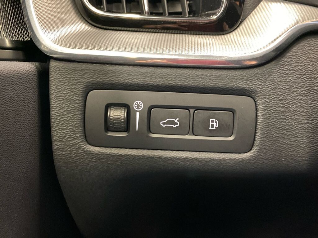 Volvo XC60 2022 Musta