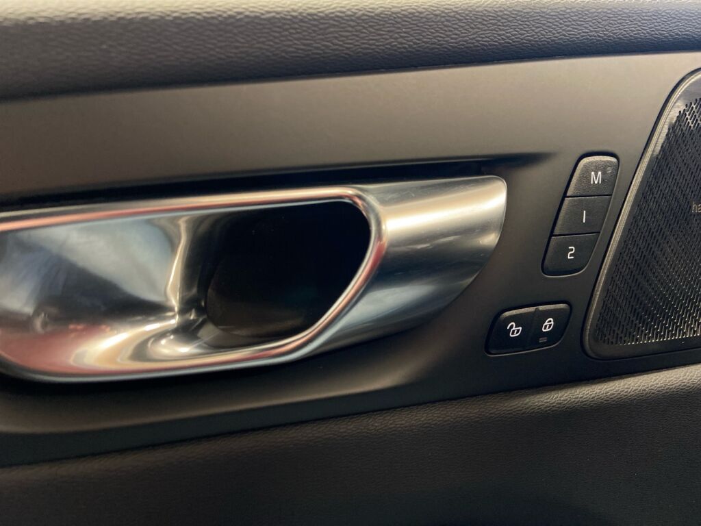 Volvo XC60 2022 Musta