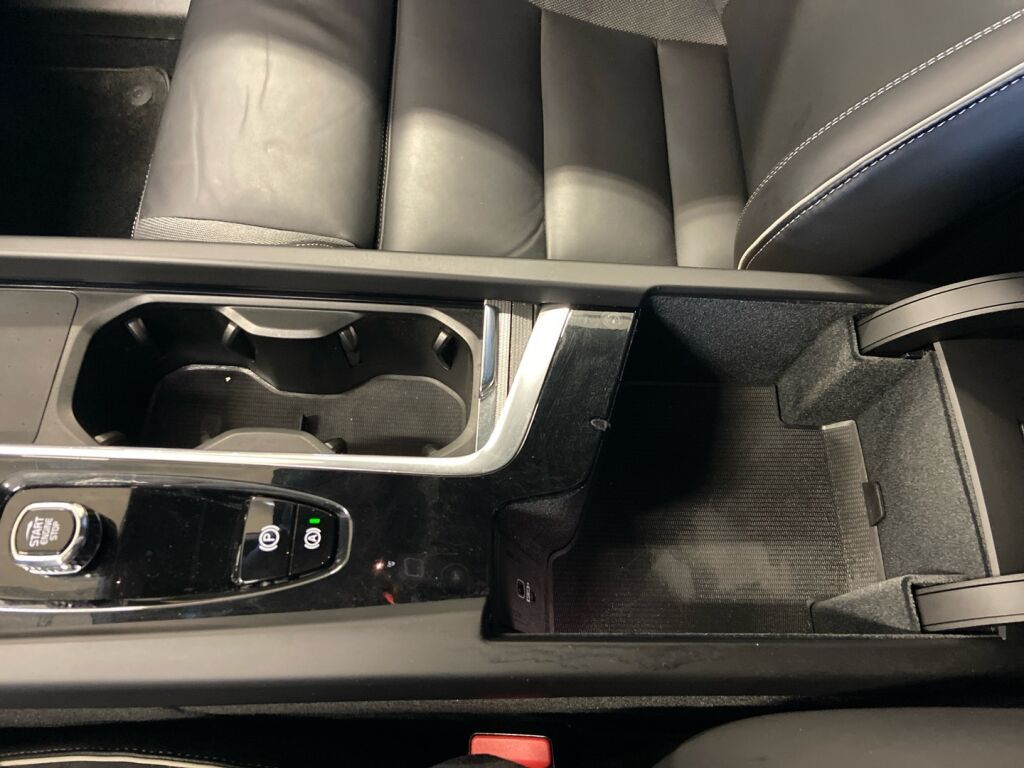 Volvo XC60 2022 Musta