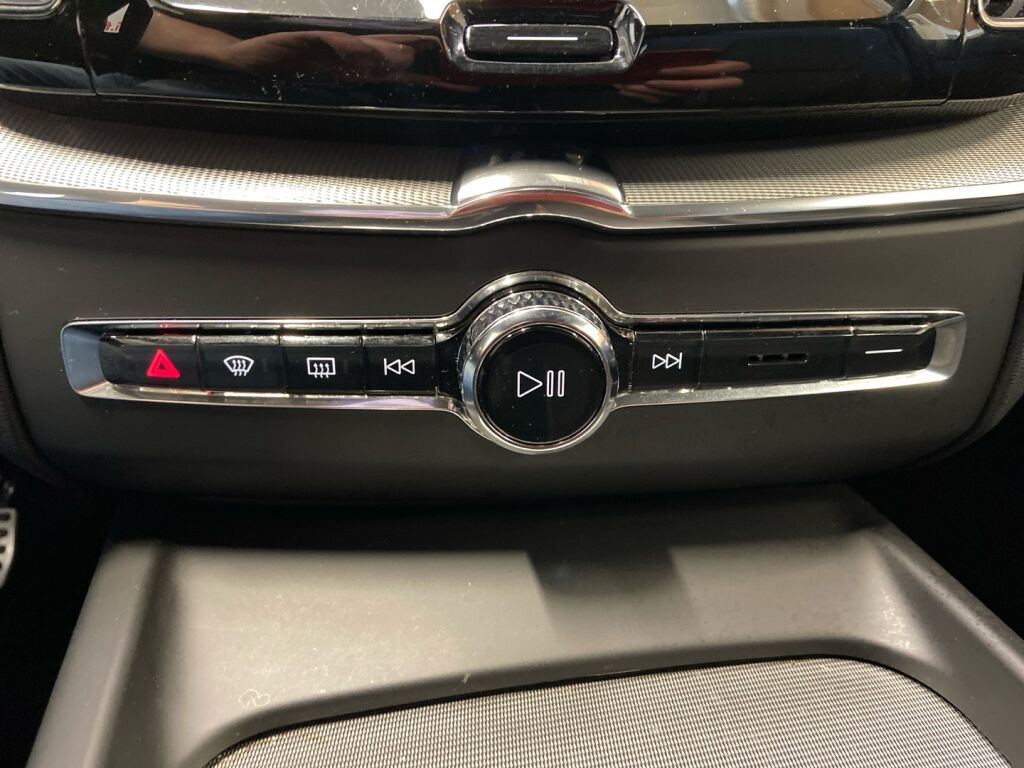 Volvo XC60 2022 Musta