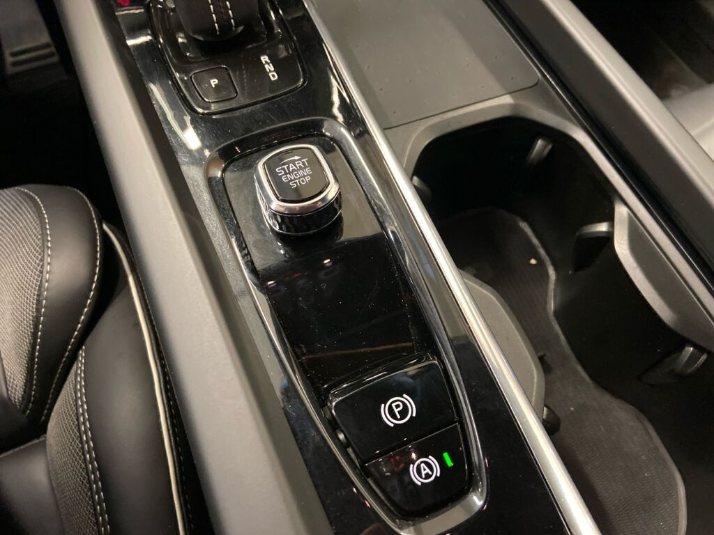 Volvo XC60 2022 Musta