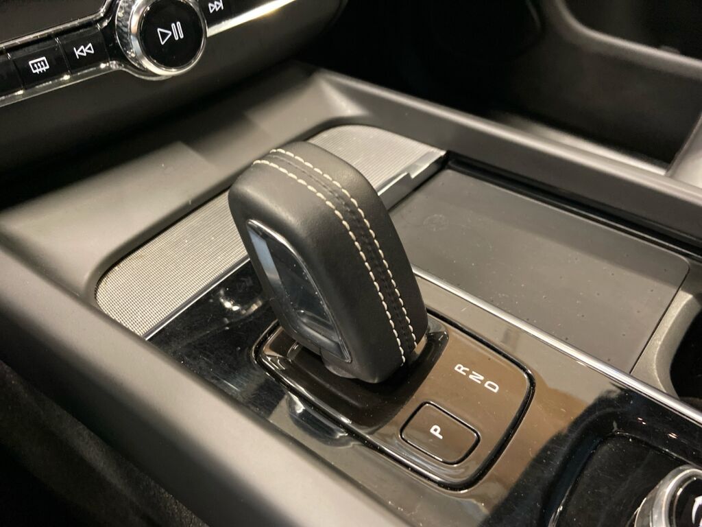 Volvo XC60 2022 Musta