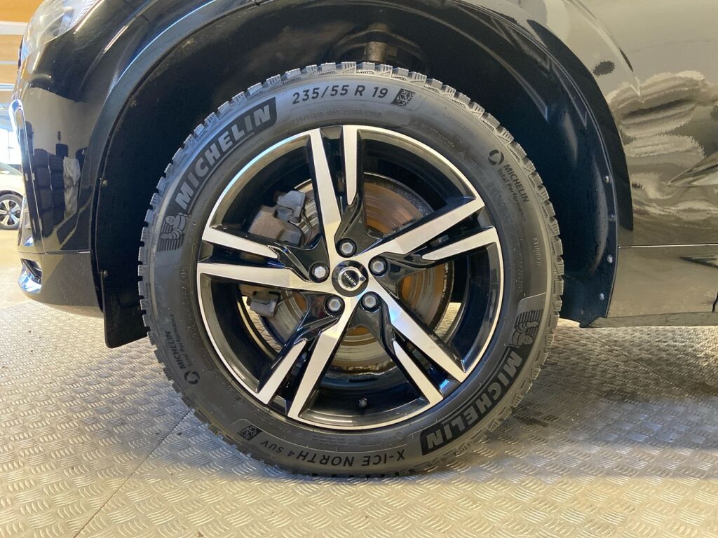Volvo XC60 2022 Musta