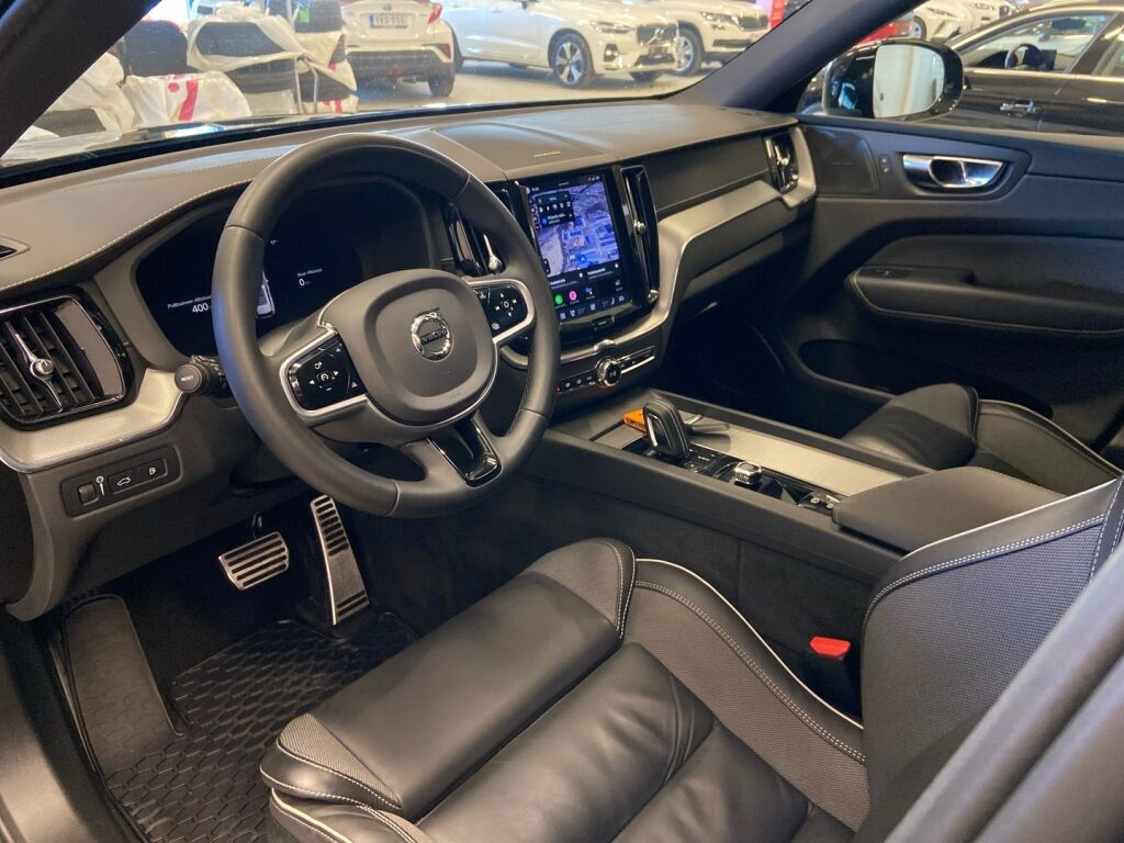 Volvo XC60 2022 Musta