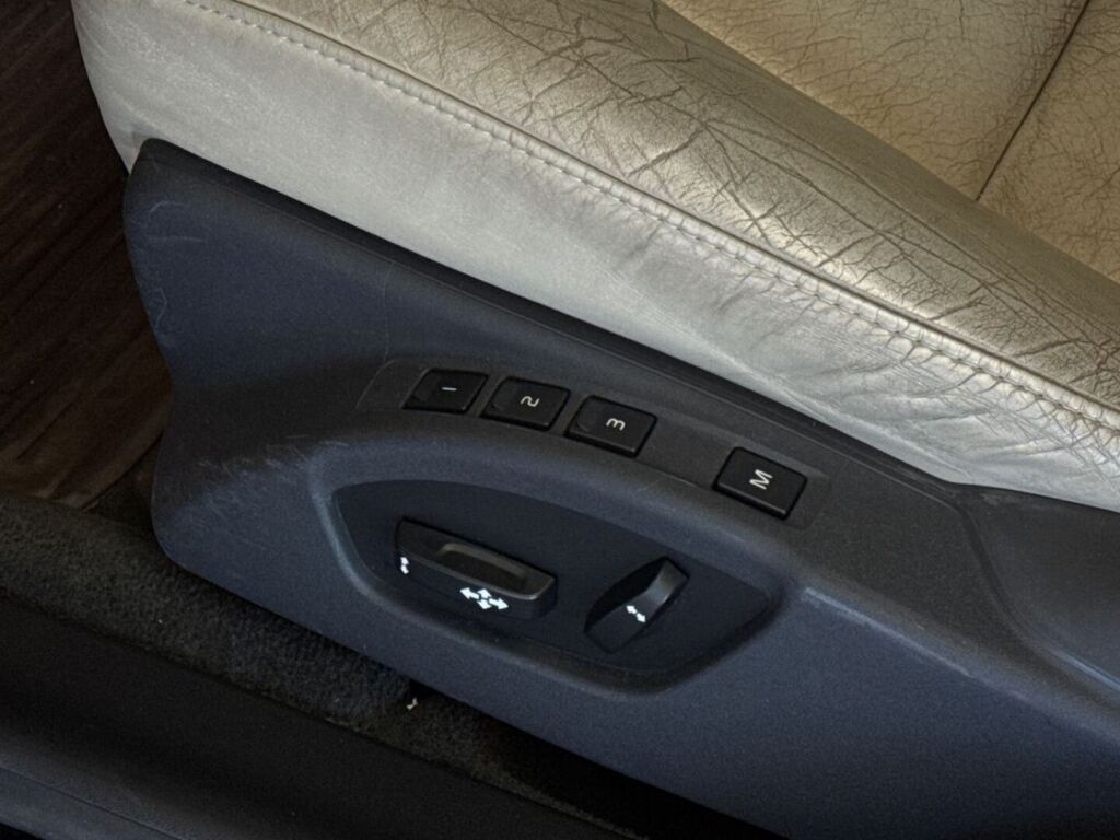Volvo V70 2008 Musta