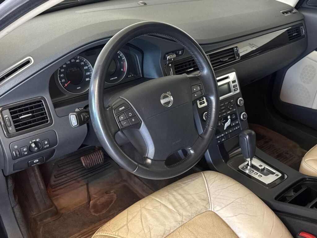 Volvo V70 2008 Musta