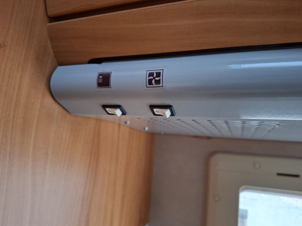 Adria CORAL S 650 SP 2008 Valkoinen
